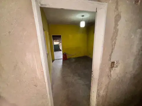 Lote en venta  con construcción en  Hurlingham