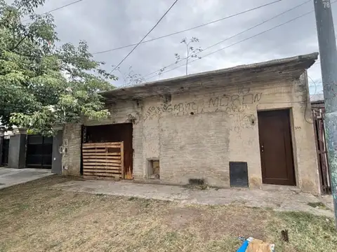 Lote en venta  con construcción en  Hurlingham