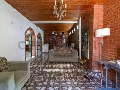 VENTA/PERMUTA CASA C/PILETA 4 AMB. LA REJA MORENO