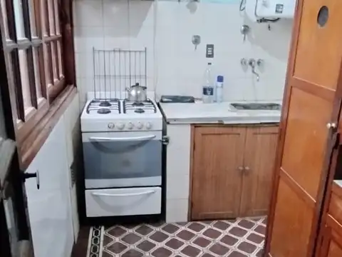 CASA DE 2 AMBIENTES CON LOCAL COMERCIAL SOBRE ESQUINA 120M2.