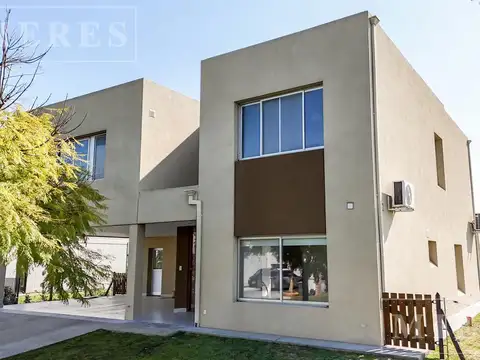 Casa en venta con renta sobre lote interno en  Barrio Vistas Puertos, Escobar