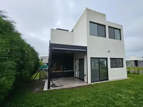 Casa en alquiler - 3 Dormitorios 3 Baños - Tristán Suarez