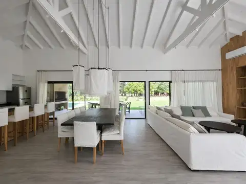 Casa 5 ambientes con 4 baños