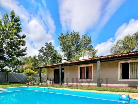 VENTA CASA TRES DORMITORIOS CON PILETA, JARDÍN Y QUINCHO EN ROLDÁN
