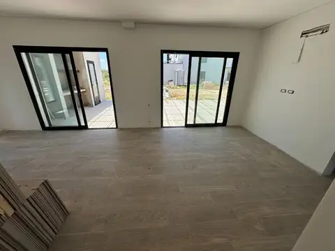 CASA EN VENTA LA PLATA A ESTRENAR 3 DORMITORIOS