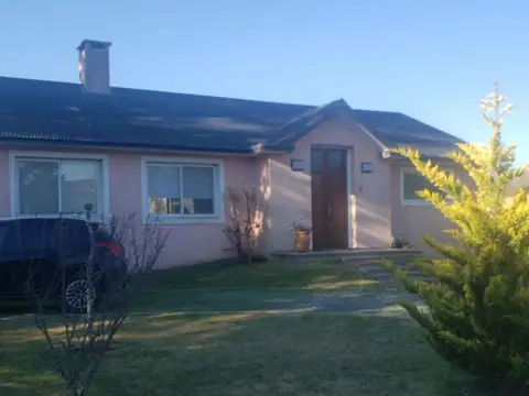 Casa 6 ambientes con 2 baños