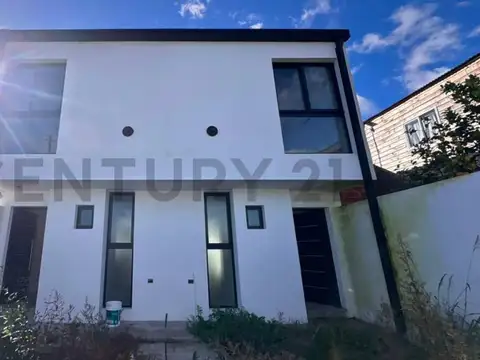 CASA EN VENTA 2 DORMITORIOS 3 BIS E/DIAG 83 & 84
