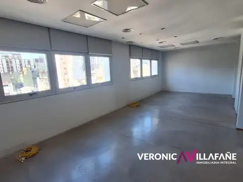 Oficina 5 ambientes con 2 baños