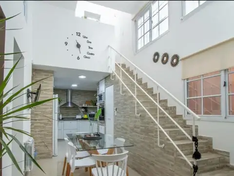 VENTA - CASA DE PASILLO DE 3 DORMITORIOS CON TERRAZA EXCLUSIVA - CENTRO