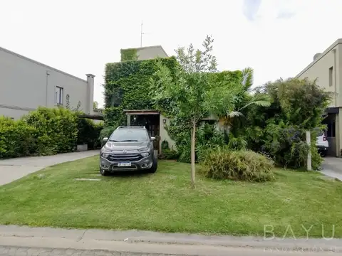 Venta / Casa en Barrio Barrancas de Santa María / Tigre