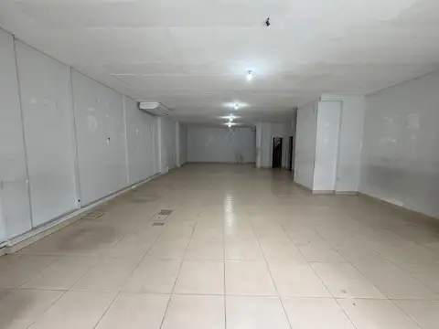 Local comercial al frente en PB y oficinas en el piso superior