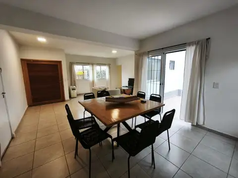 Casa en Alquiler con 2 cocheras