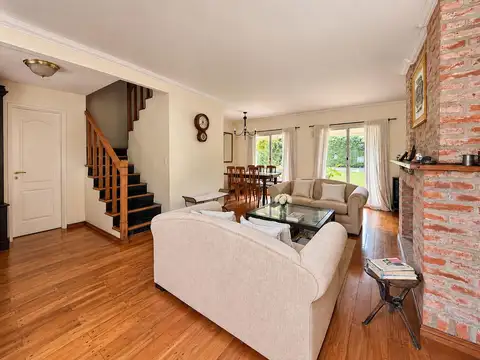 Casa en Venta con 3 cocheras