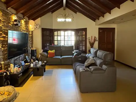 IMPECABLE CASA  6 AMB.EN  DOS PLANTAS CON PISCINA CLIMATIZADA.4 BAÑOS.