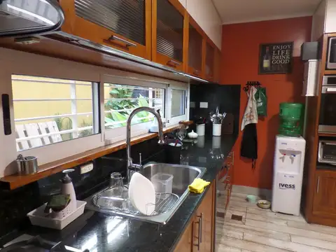 MUY LINDA Y GENEROSA CASA 330M2 CONSTRUIDA EN 3 NIVELES 5D°, GRAN PLAY, D°S°, GGE.