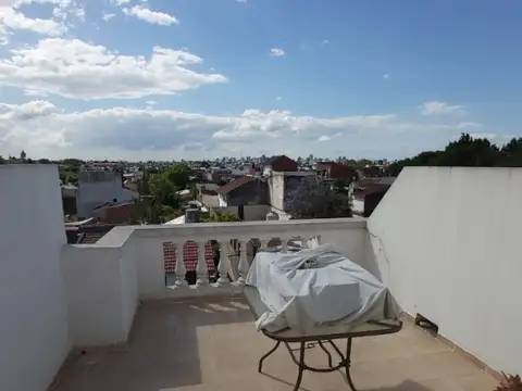 Venta   Triplex  de 3 ambientes con cochera