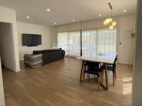 Casa en Venta con 3 cocheras
