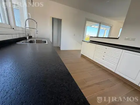 Casa en Alquiler con 4 cocheras