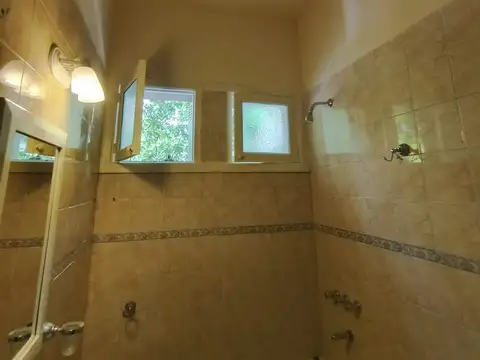 Departamento 3 ambientes al frente con balcón. Segundo piso por escalera.