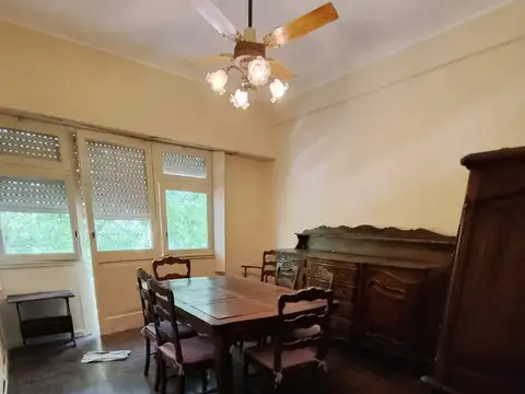 Departamento 3 ambientes al frente con balcón. Segundo piso por escalera.