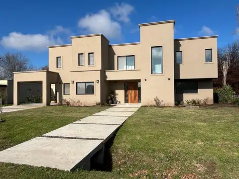 hermosa casa a estrenar en Haras del sol sobre 1620 m2 lote.
