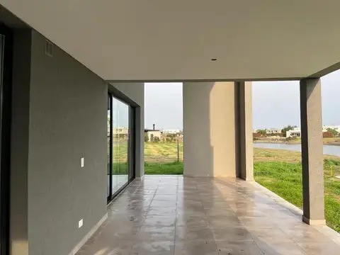 Casa en Venta con 3 cocheras
