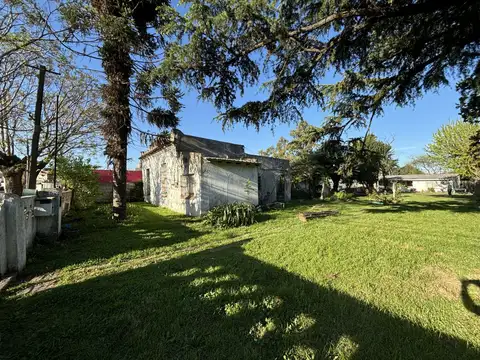 2 amplios lotes 900m² con casa y pileta!