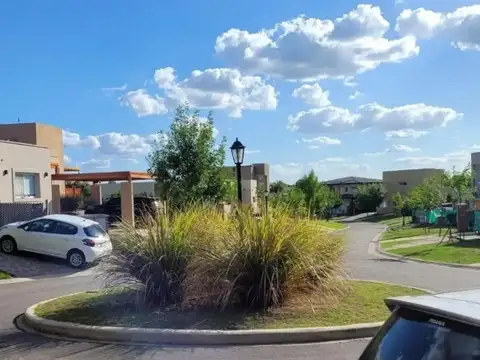 Hermoso Lote Interno En Barrio Santa Elena. Pilar Del Este.