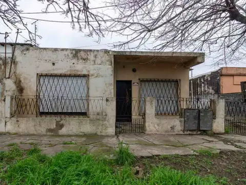 VENTA CASA 3 AMB- CASTELAR SUR C/ COCHERA