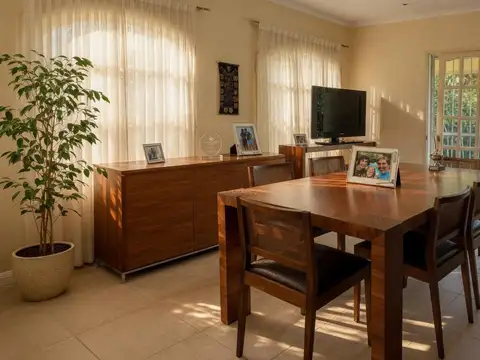 Casa 8 ambientes con 3 baños