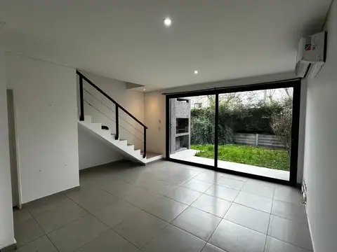 Casa en Alquiler con 2 cocheras