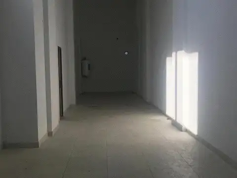 EXCELENTE LOCAL - DOBLE ALTURA- IDEAL P/HACER  ENTREPISO