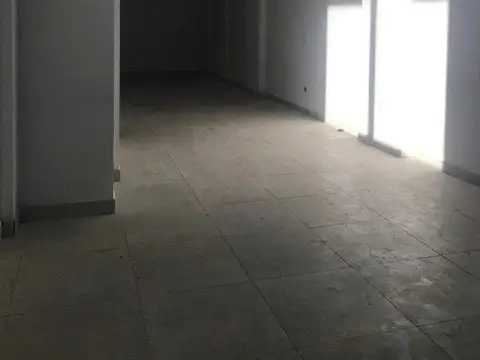 EXCELENTE LOCAL - DOBLE ALTURA- IDEAL P/HACER  ENTREPISO