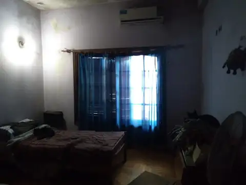 Casa tres ambientes sobre avenida