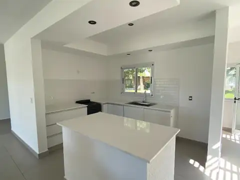 Casa 4 ambientes con 2 baños