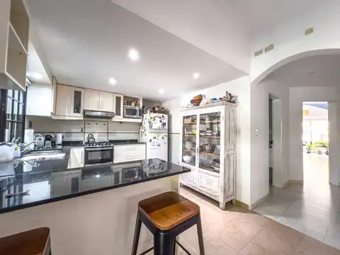 Casa 4 ambientes con 2 baños