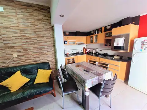 Casa 4 ambientes con 2 baños