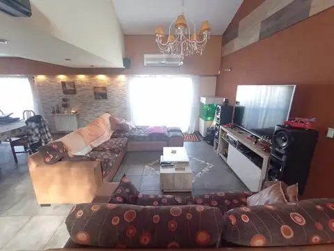 Casa multifamiliar, con taller o deposito, en Venta en Villa Madero