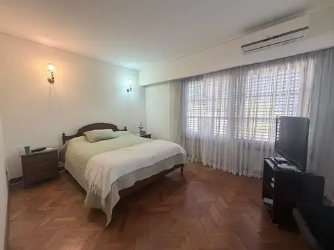 CASA EN VENTA LANUS ESTE 5 AMB. CON  DETALLES DE CATEGORIA Y HERMOSO PARQUE!