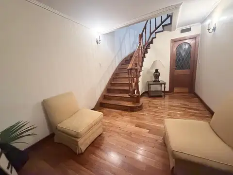 CASA EN VENTA LANUS ESTE 5 AMB. CON  DETALLES DE CATEGORIA Y HERMOSO PARQUE!