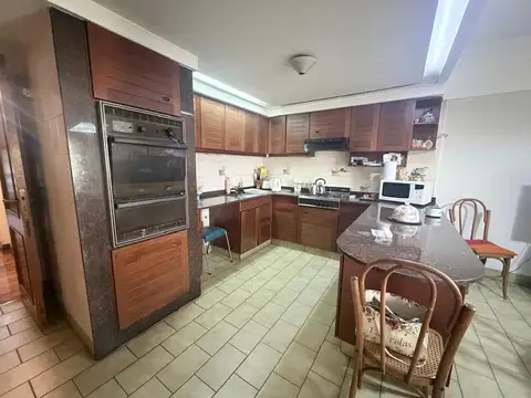 CASA EN VENTA LANUS ESTE 5 AMB. CON  DETALLES DE CATEGORIA Y HERMOSO PARQUE!