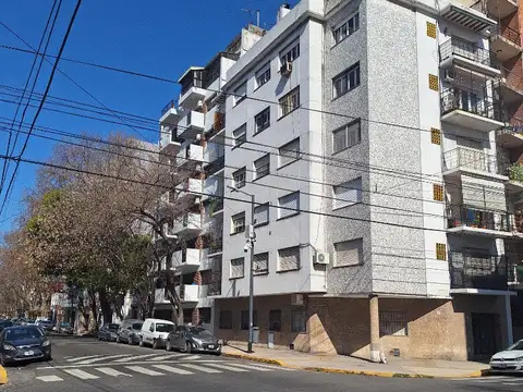 3 AMBIENTES  EN ESQUINA  LUMINOSOS , COCINA  INDEPENDIENTE MUY BUEN ESTADO,BAJAS EXPENSAS