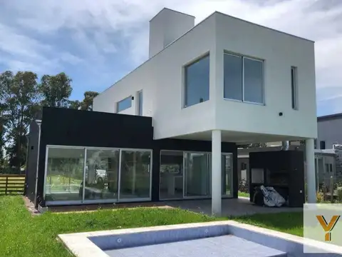 Casa en venta - 3 dormitorios 3 baños - cocheras - 200 mts2 - Guillermo E. Hudson