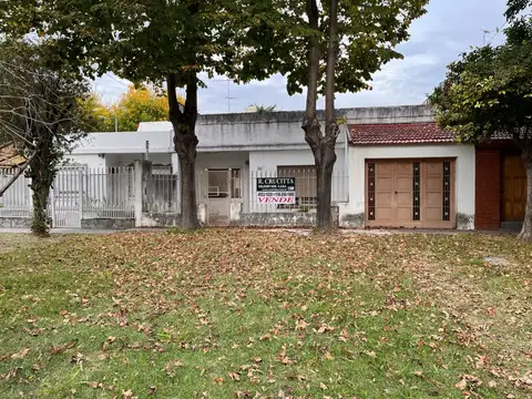 Casa 4 amb. con patio - VENTA