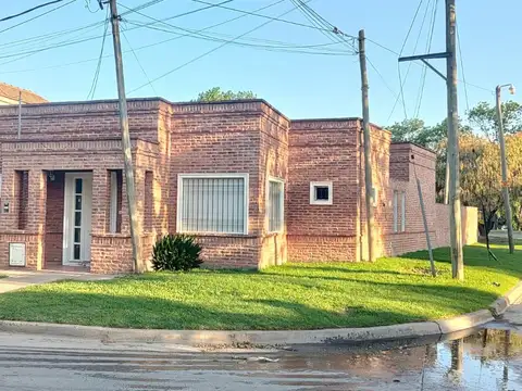 Casa 4 ambientes con 2 baños