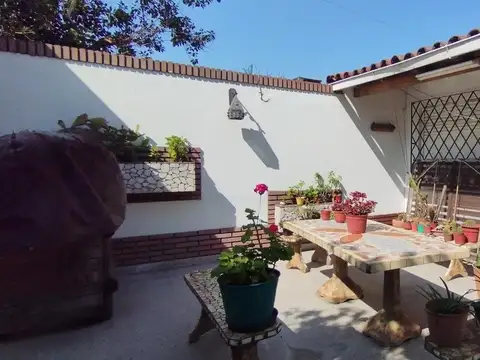 Casa en Ramos Mejia, jardín, patio, lote, quincho, centro, permuta