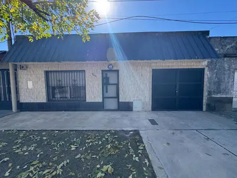 CASA 5 DORMITORIOS CON PATIO Y COCHERA APTA CREDITO VENTA