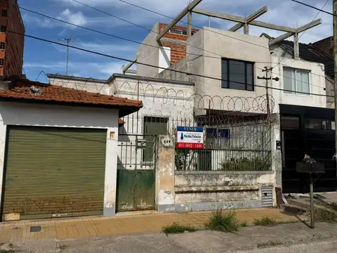 Casa con cochera y fondo libre