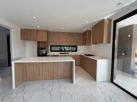 Casa en Venta con 3 cocheras