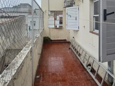 Casa dos plantas.  Ideal dos familias.  Liniers residencial